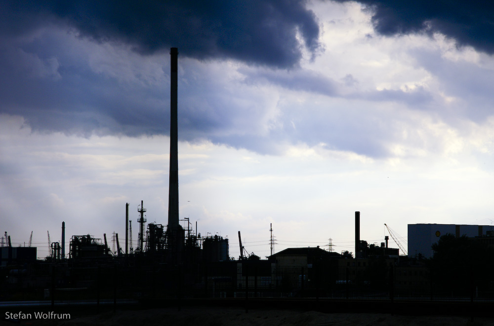 Hamburger Industrie mit dramatischem Himmel - blau