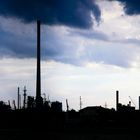 Hamburger Industrie mit dramatischem Himmel - blau