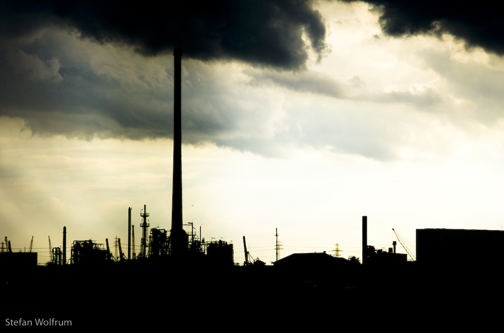 Hamburger Industrie mit dramatischem Himmel - Diapositiv