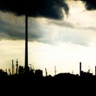 Hamburger Industrie mit dramatischem Himmel - Diapositiv