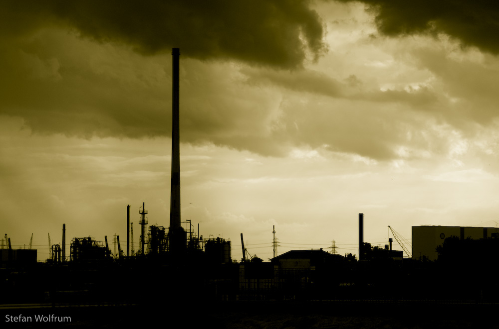 Hamburger Industrie mit dramatischem Himmel - Sepia