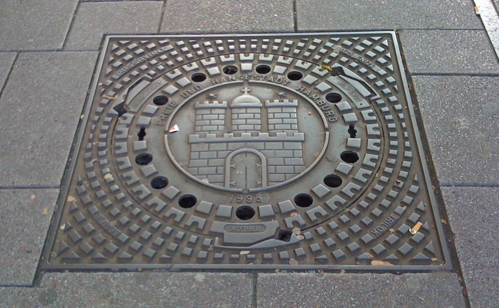 Hamburger Kanaldeckel in der Innenstadt