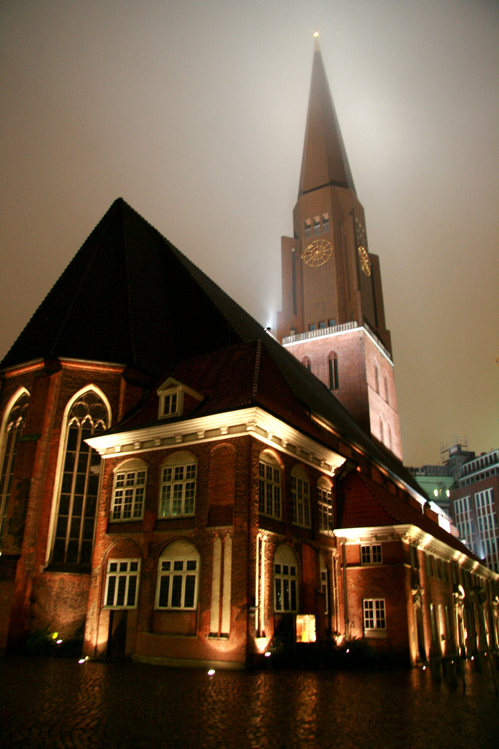 Hamburger Kirche bei Nacht