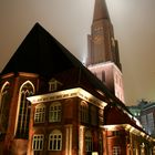 Hamburger Kirche bei Nacht