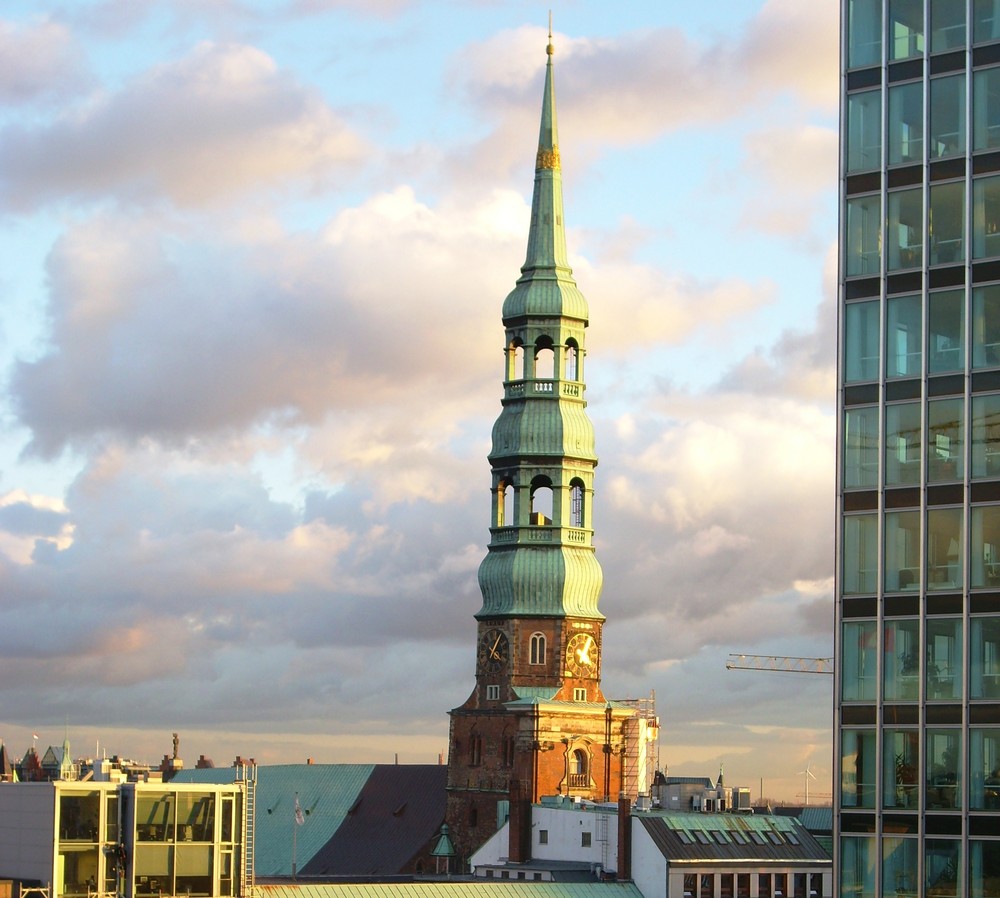 Hamburger Kirche in der Abendsonne