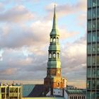 Hamburger Kirche in der Abendsonne