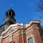 Hamburger Michel bei blauem Himmel