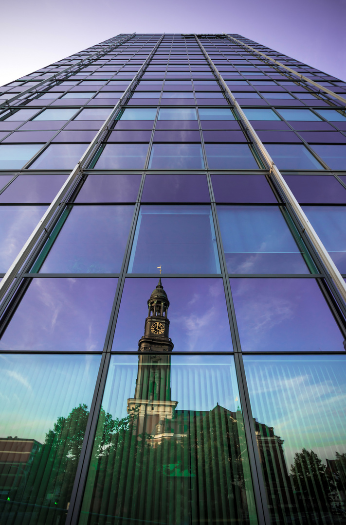 Hamburger Michel (St. Michaelis) als Spiegelbild