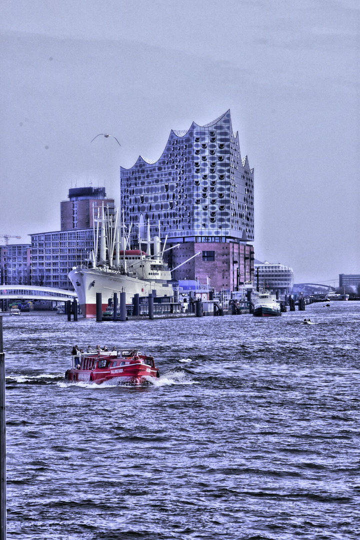 Hamburger Philharmonie mit Hafen