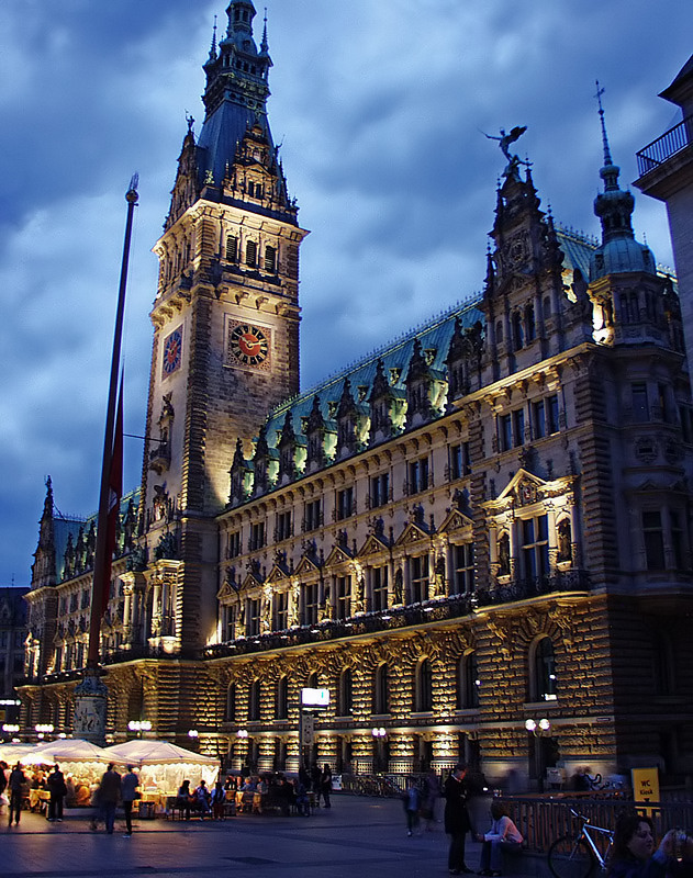 Hamburger Rathaus am Abend