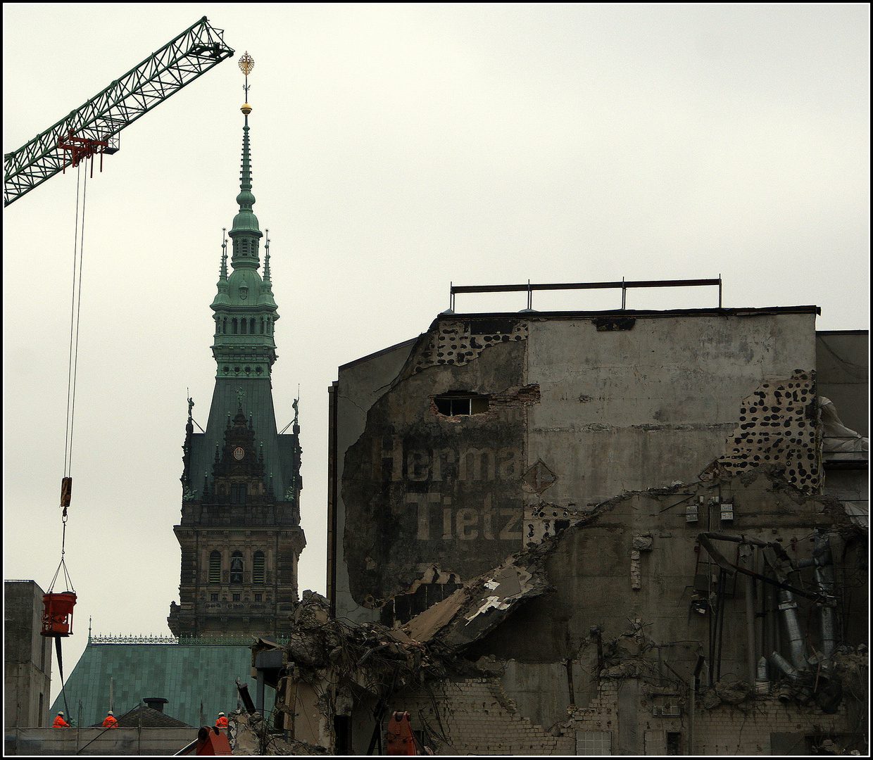 Hamburger Rathaus an Baustelle mit Schietwetter garniert...:)))