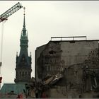 Hamburger Rathaus an Baustelle mit Schietwetter garniert...:)))