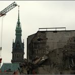 Hamburger Rathaus an Baustelle mit Schietwetter garniert...:)))