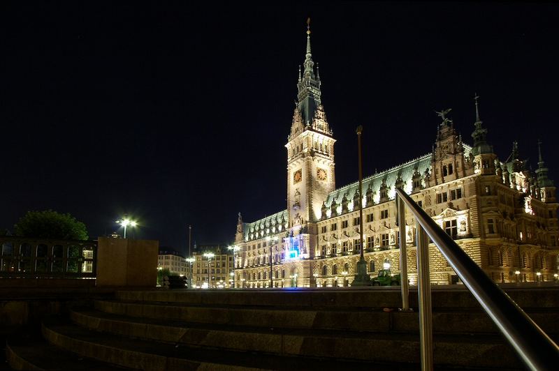 Hamburger Rathaus aus Richtung Alsterfleet