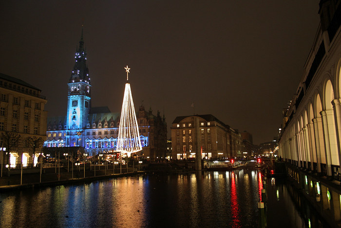 Hamburger Rathaus bei Nacht