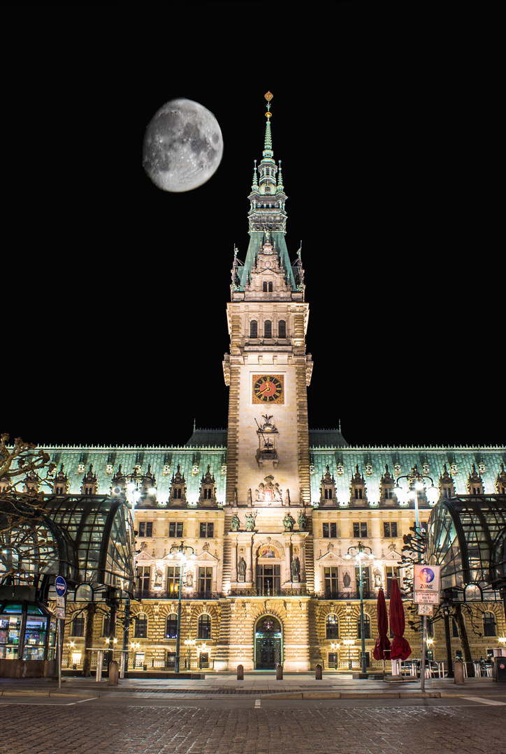 Hamburger Rathaus bei Nacht