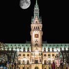 Hamburger Rathaus bei Nacht