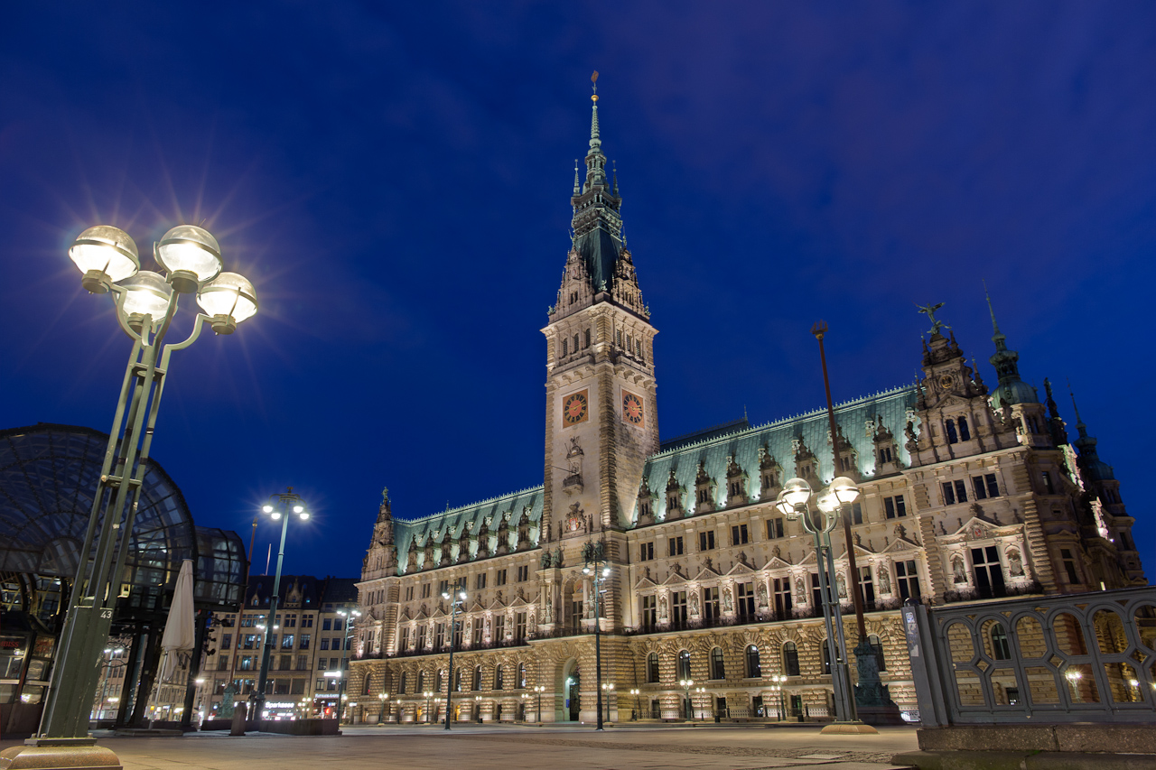 Hamburger Rathaus bei Nacht 2