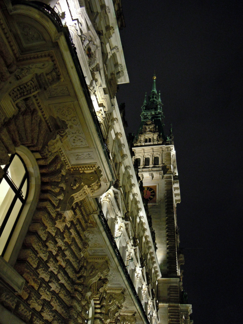 Hamburger Rathaus bei Nacht