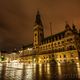 Hamburger Rathaus bei Nacht