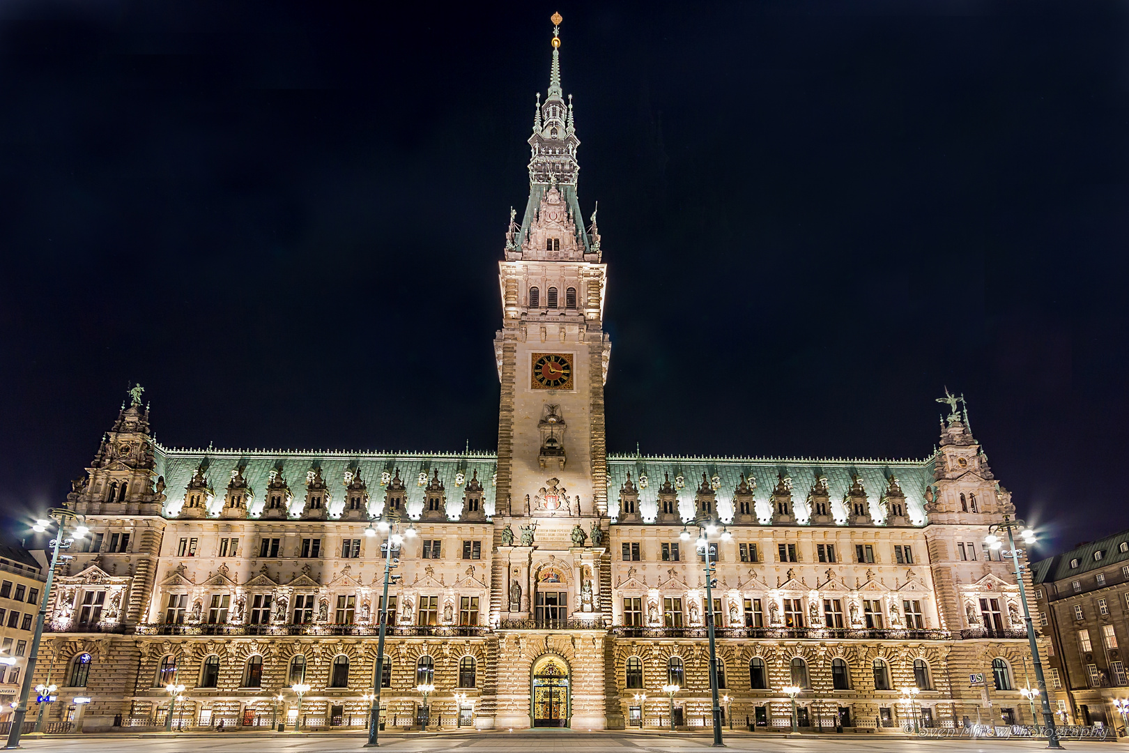 Hamburger Rathaus bei Nacht