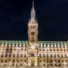 Hamburger Rathaus bei Nacht