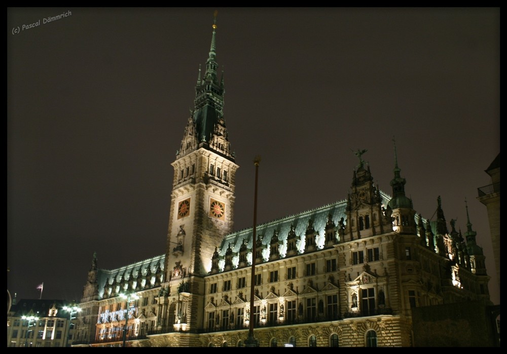 Hamburger Rathaus bei Nacht