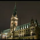 Hamburger Rathaus bei Nacht