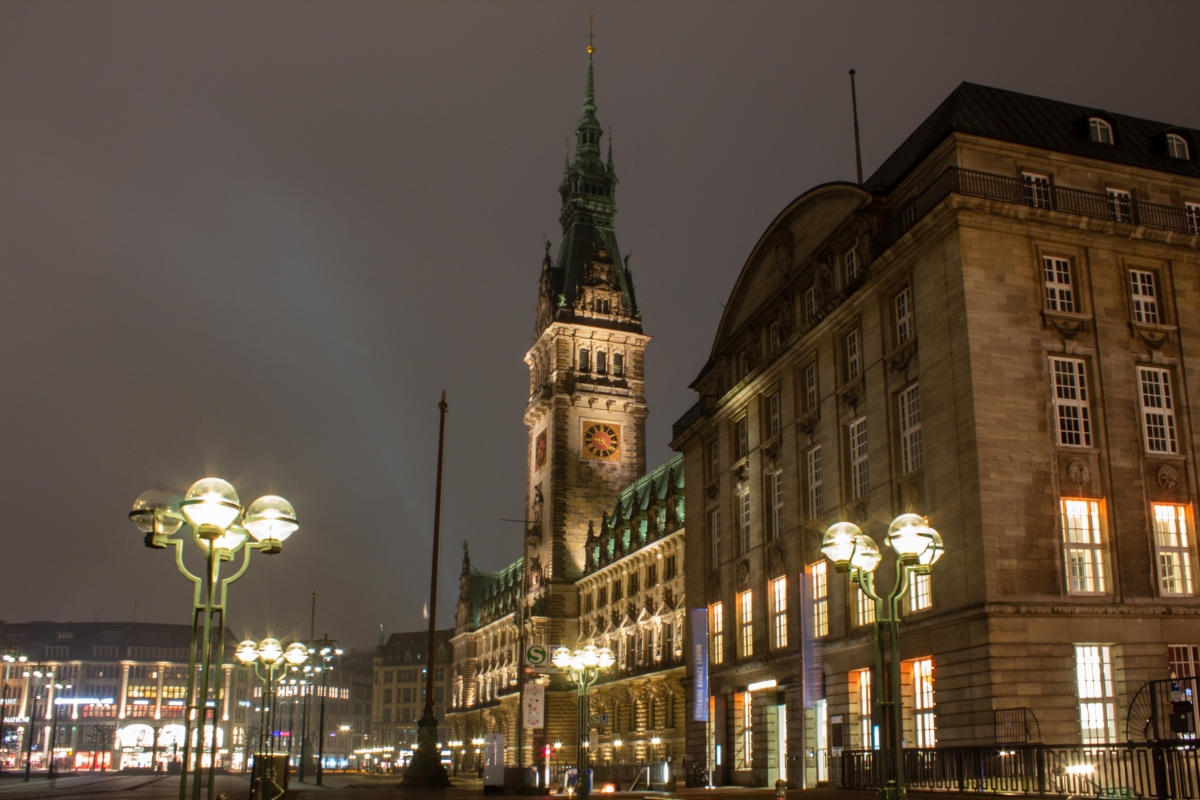 Hamburger Rathaus bei Nacht