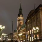 Hamburger Rathaus bei Nacht