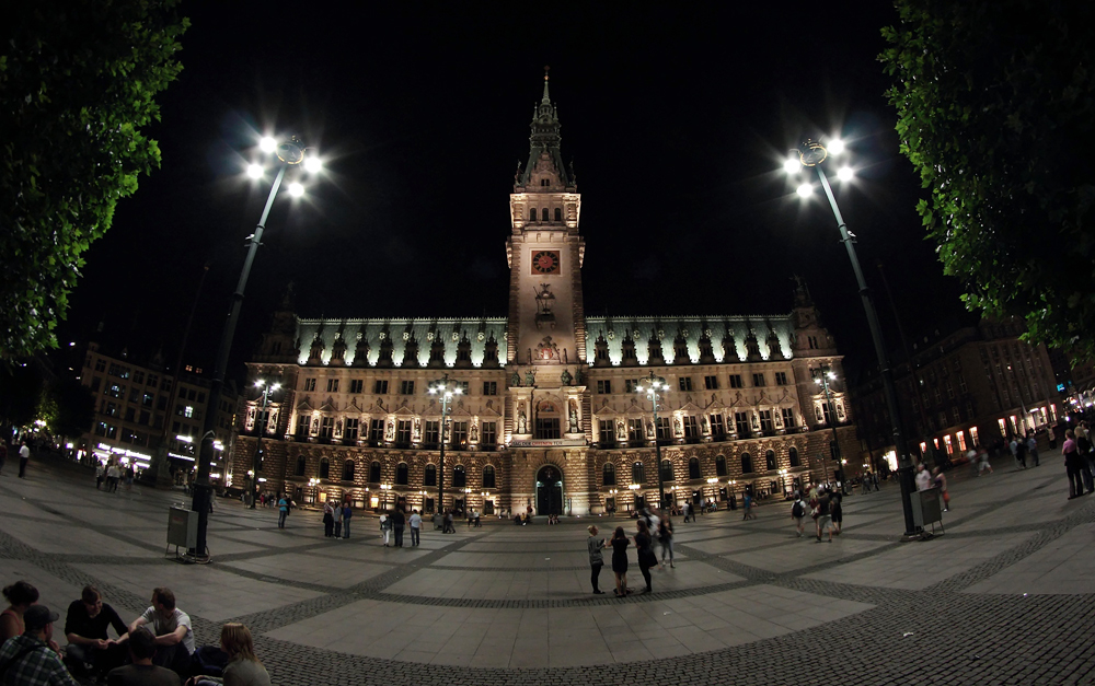 Hamburger Rathaus bei Nacht