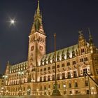 Hamburger Rathaus bei Nacht