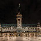 Hamburger Rathaus bei Nacht