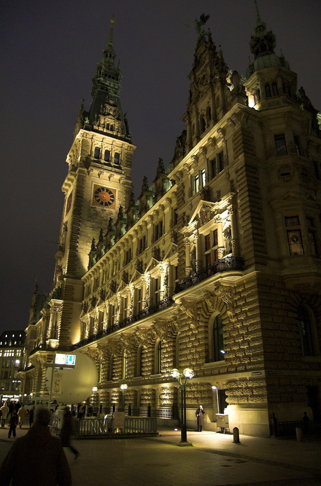 Hamburger Rathaus bei Nacht