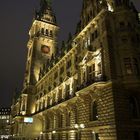 Hamburger Rathaus bei Nacht