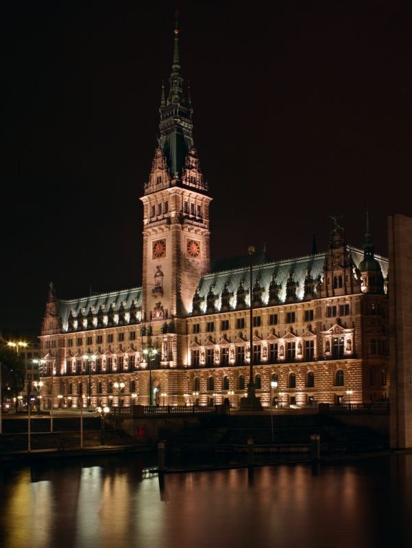 Hamburger Rathaus bei Nacht