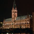 Hamburger Rathaus bei Nacht