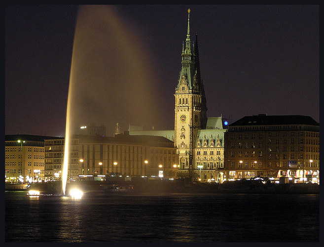 Hamburger Rathaus bei Nacht