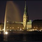 Hamburger Rathaus bei Nacht