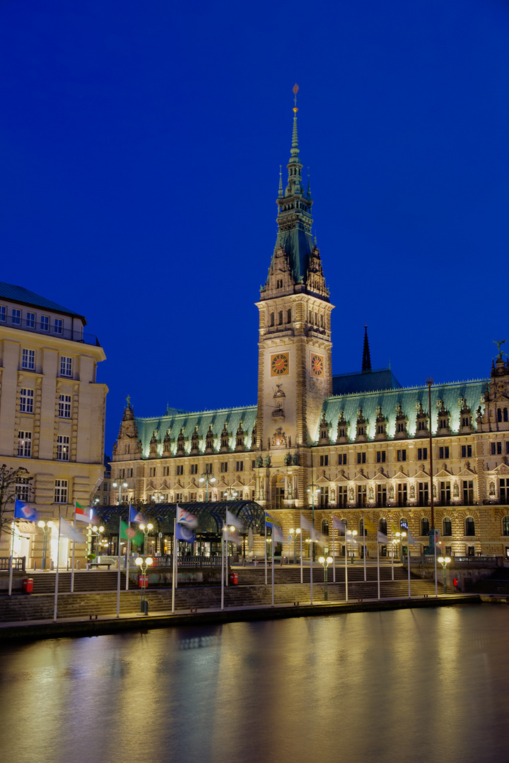 Hamburger Rathaus bei Nacht