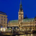 Hamburger Rathaus bei Nacht