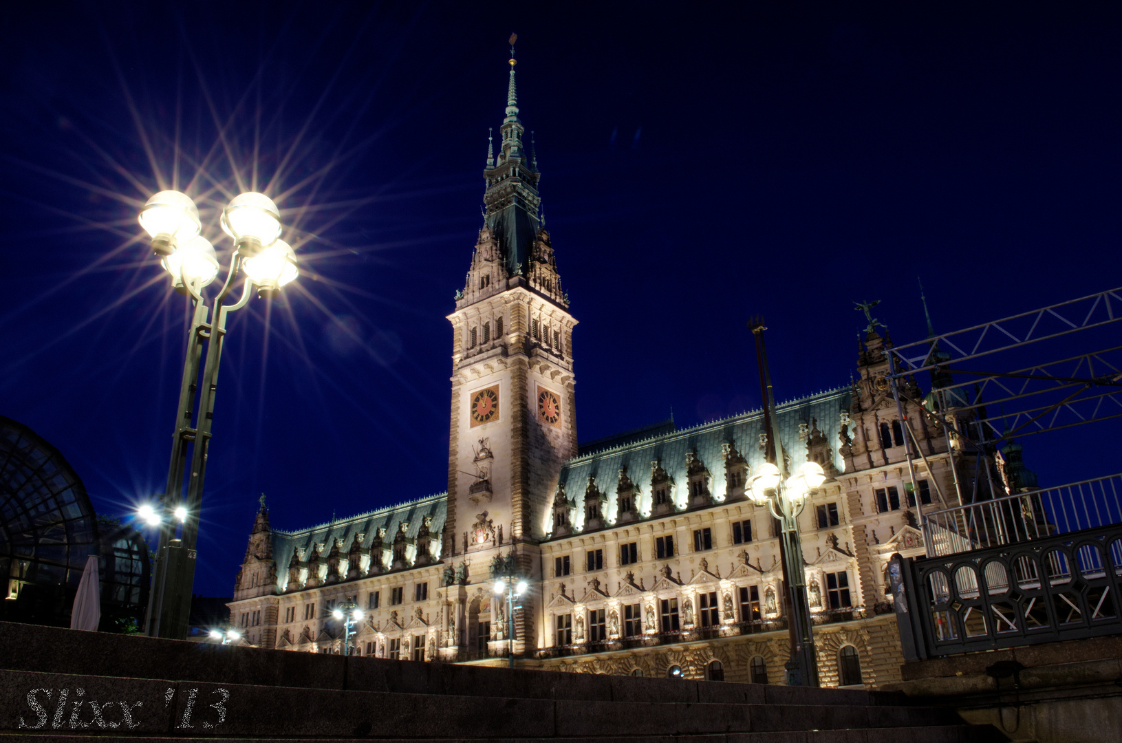 Hamburger Rathaus bei Nacht