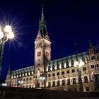 Hamburger Rathaus bei Nacht