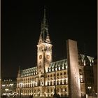 Hamburger Rathaus bei Nacht