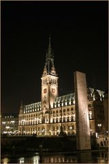 Hamburger Rathaus bei Nacht