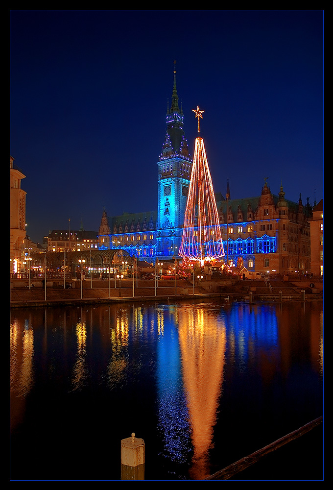 Hamburger Rathaus illuminiert