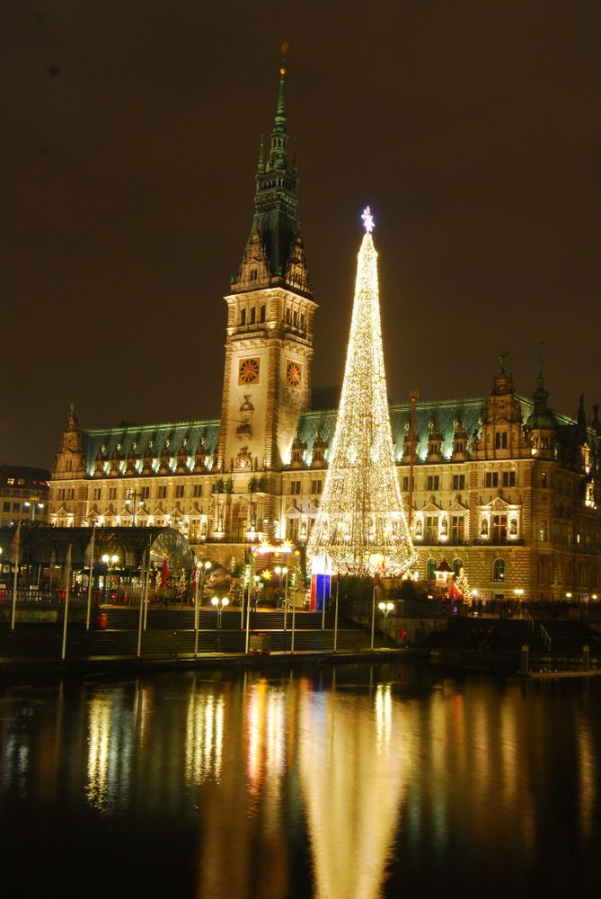 Hamburger Rathaus im Advent