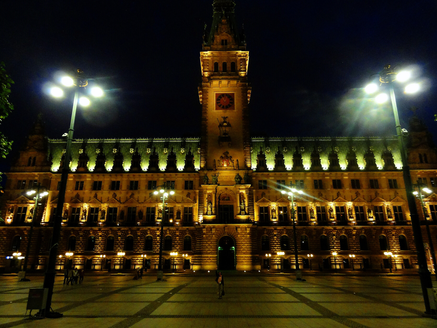 Hamburger Rathaus im Lichtermeer