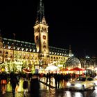 Hamburger Rathaus im Weihnachtstrubel