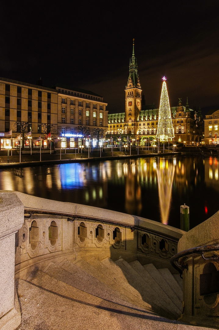 Hamburger Rathaus in der Adventszeit